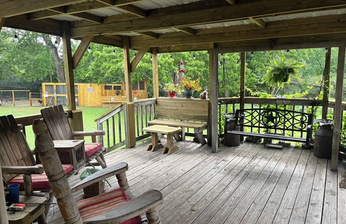 Bryan House | Rustic Retreat Near TEXAS A&M - Pet and Child Friendly