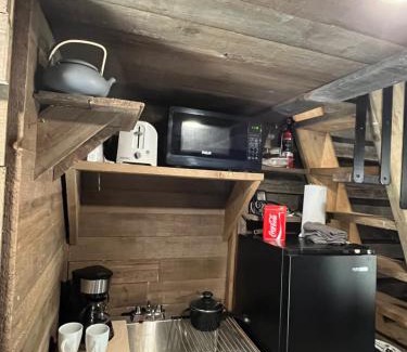 Sayward Apartment | Rustic Guesthouse