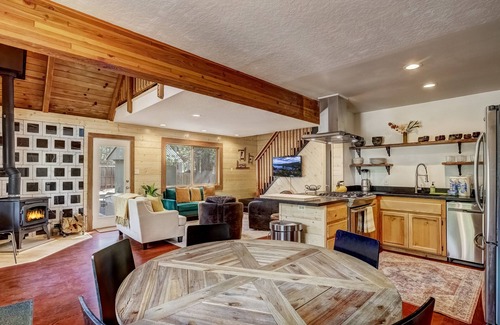 Christmas Valley House | Rustic Haven - Hot tub & Pet friendly