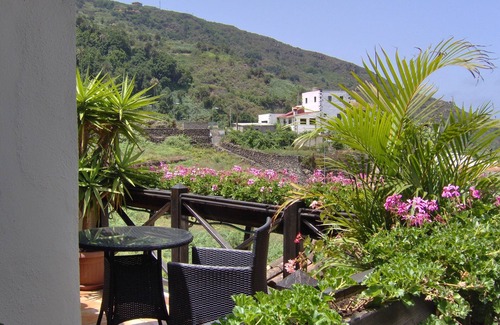 El Guincho Apartment | Quaint Holiday Home with Balcony and Breathtaking Views