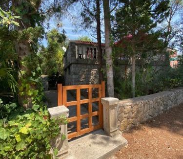 Artatore House | Oceanfront Rustic Holiday Home in Artatore - 8/10 Rated Stay
