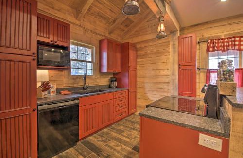 Hollister House | Relaxing Hollister Cabin with Spa Near Downtown Branson
