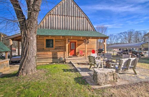 Hollister House | Relaxing Hollister Cabin with Spa Near Downtown Branson