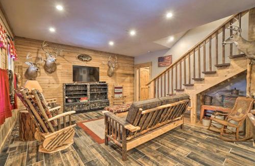 Hollister House | Relaxing Hollister Cabin with Spa Near Downtown Branson