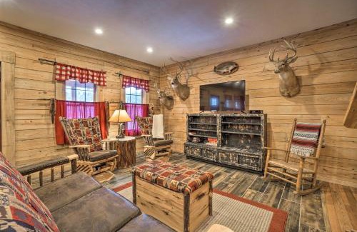 Hollister House | Relaxing Hollister Cabin with Spa Near Downtown Branson