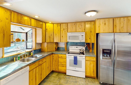 Cripple Creek House | Mountain View Retreat with Cozy Stove & Basketball Court