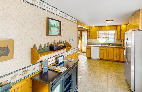 Cripple Creek House | Mountain View Retreat with Cozy Stove & Basketball Court