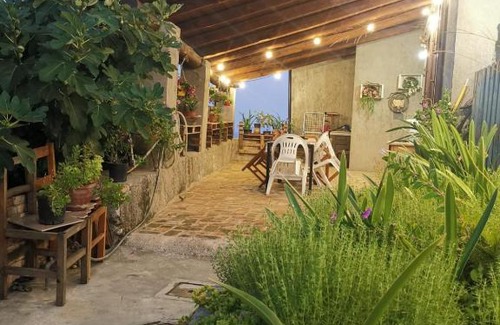 Grotteria House | Pet-Friendly Rustic House with Outstanding 9/10 Guest Reviews