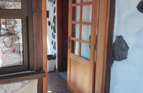 Chirche Cottage | Cozy Rustic House for 6 with Ocean View & Spa Amenities