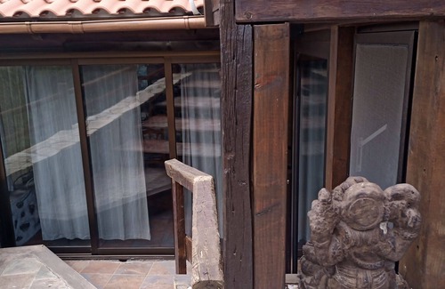 Chirche Cottage | Cozy Rustic House for 6 with Ocean View & Spa Amenities