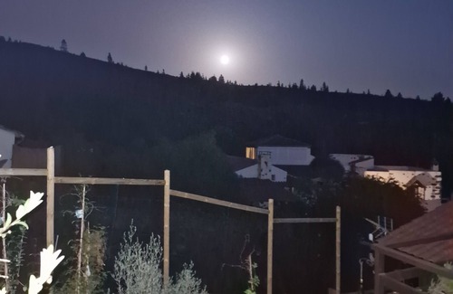 Chirche Cottage | Cozy Rustic House for 6 with Ocean View & Spa Amenities