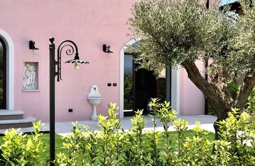 Ponti sul Mincio House | Idyllic Retreat: Lake View House with Pool & Pet-Friendly
