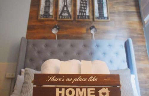 Phil-Am Apartment | Quaint Rustic Industrial Retreat Near Trinoma with Pool