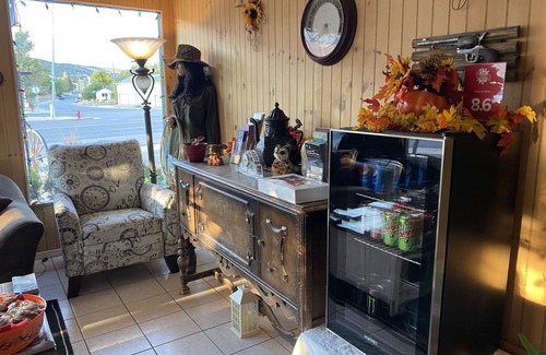 Ely Hotel | Inviting Rustic Inn Motel with Pool and Family Amenities