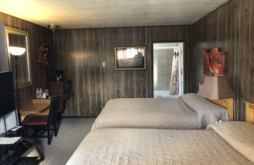 Ely Hotel | Inviting Rustic Inn Motel with Pool and Family Amenities