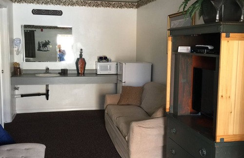 Ely Hotel | Inviting Rustic Inn Motel with Pool and Family Amenities