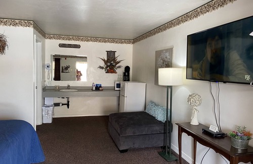 Ely Hotel | Inviting Rustic Inn Motel with Pool and Family Amenities