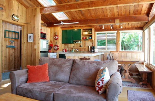 Port Angeles Cabin | Idyllic Lakefront Cabin Retreat with Inviting Tree House