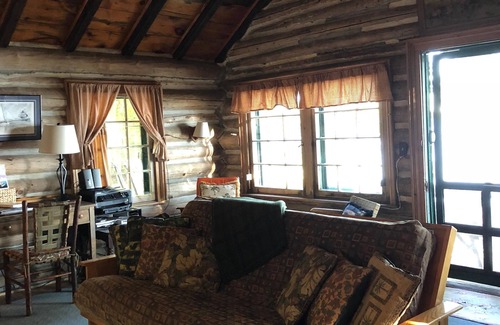 Franklin Cabin | Inviting Lakeside Cabin with Breakfast and Pool Access