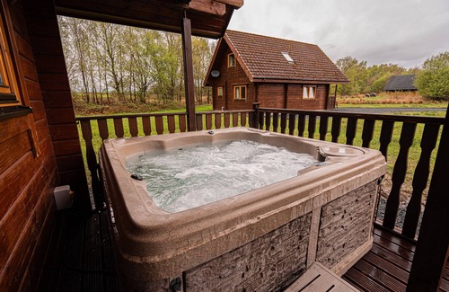 Balfron Apartment | Rustic Lodge retreat with Hot Tub, Sleeps 6