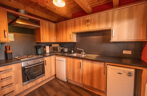 Balfron Apartment | Rustic Lodge retreat with Hot Tub, Sleeps 6