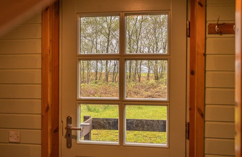 Balfron Apartment | Rustic Lodge retreat with Hot Tub, Sleeps 6