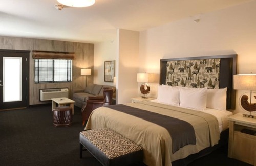 Broken Arrow Hotel | Rustic Lodge Retreat with Pool, Free Parking & Pet Friendly