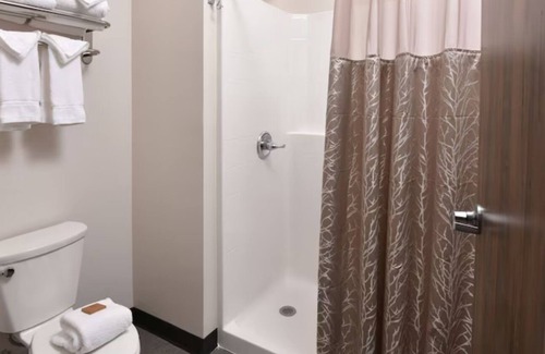 Broken Arrow Hotel | Rustic Lodge Retreat with Pool, Free Parking & Pet Friendly