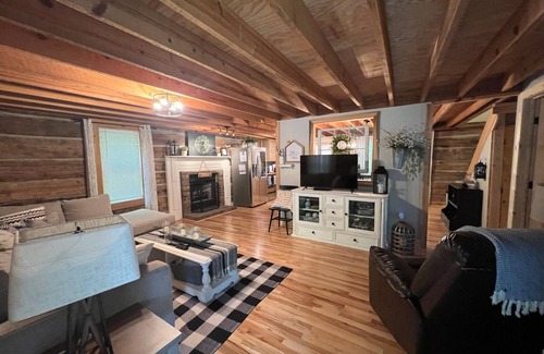 Nancy Cabin | Idyllic Log Cabin Retreat by Wolf Creek Marina at Lake Cumberland
