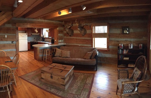 Derby Cabin | Cozy Log Cabin with Spa Near Hoosier National Forest