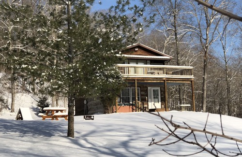 Derby Cabin | Cozy Log Cabin with Spa Near Hoosier National Forest