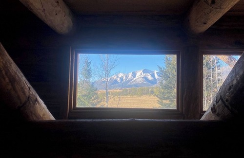 Buena Vista House | Scenic Log Cabin Retreat with Elk Creek Views