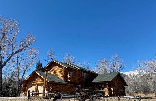 Buena Vista House | Scenic Log Cabin Retreat with Elk Creek Views