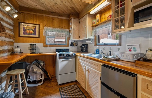 Ephraim Cabin | Historic Log Cabin with Oceanfront Views and Spa Amenities