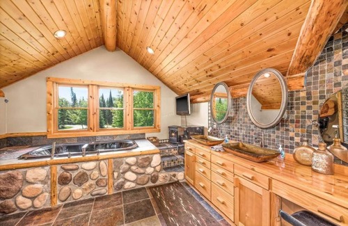 Bovey House | Cozy Log Home: Relaxation with Pool, Spa & Guest Rating 9.6