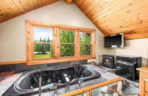 Bovey House | Cozy Log Home: Relaxation with Pool, Spa & Guest Rating 9.6