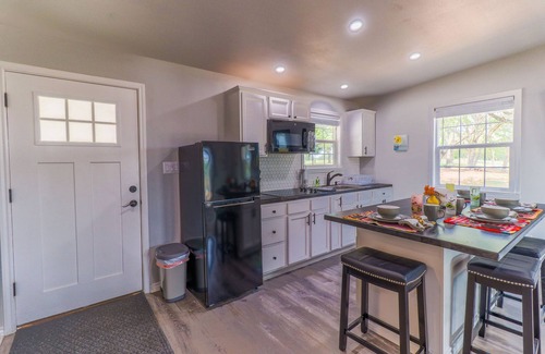 Albany Cabin | Rustic Retreat at Captain Allred's Cabin - 10/10 Guest Rated