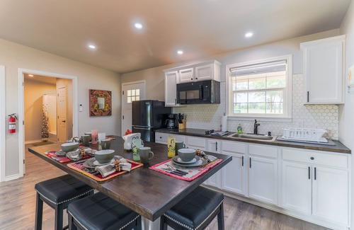 Albany Cabin | Rustic Retreat at Captain Allred's Cabin - 10/10 Guest Rated