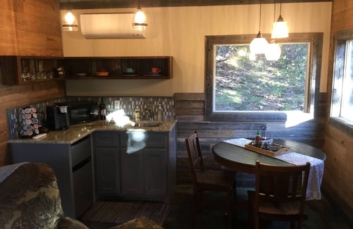 Hamilton Cottage | Rustic Retreat in Texas with Pool and Breakfast Included