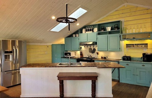 Lanark Highlands Cottage | Rustic Elegance with Spa and Lake Views - 10/10 Rated