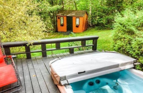 Piedmont House | Rustic Modern Chalet Near Sauveur Ski center -3min