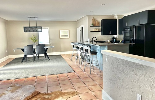 Billings House | Modern Secluded Retreat Near Billings Shopping & Dining