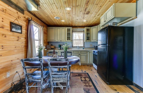 Mt Perry Cabin | Rustic Mount Perry Cabin with Kitchen & Spa Near Fishing Pond