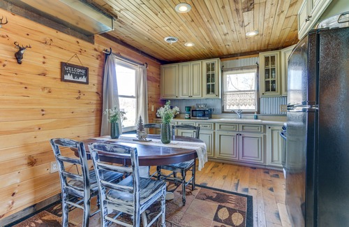 Mt Perry Cabin | Rustic Mount Perry Cabin with Kitchen & Spa Near Fishing Pond