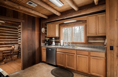 Front Royal Cabin | Scenic Mountain Log Cabin with Pool & Pet-Friendly Amenities
