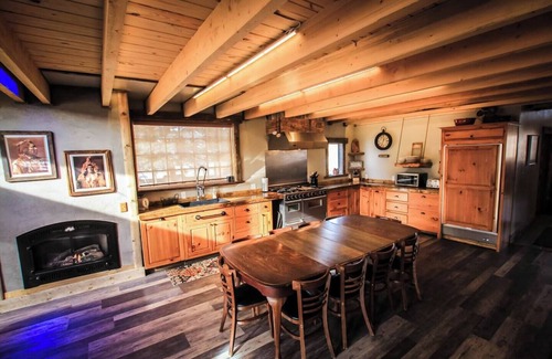 Dubois Apartment | Rustic Modern Getaway with Pool & Spa in Big Wonderful