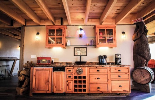 Dubois Apartment | Rustic Modern Getaway with Pool & Spa in Big Wonderful