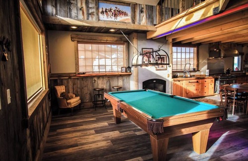 Dubois Apartment | Rustic Modern Getaway with Pool & Spa in Big Wonderful