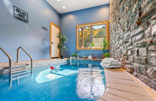 Sevierville Ski Chalet | Relaxing Mountain Retreat with Pool & Hot Tub Amenities