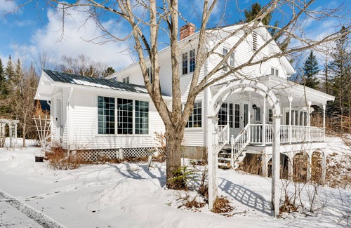 Guildhall House | Unforgettable Mountain-View Farmhouse with Spa & Breakfast